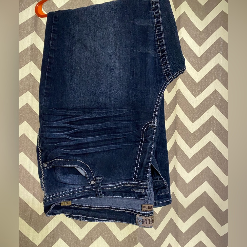 Women’s bootcut jeans with pattern pockets. Fits like a 20/22.